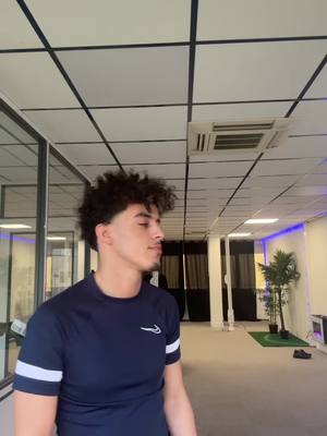 A post by @wakil0u on TikTok caption: Trop nul les musiques de meuf lol #mecvirile #aya 