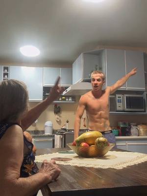 A post by @juliano on TikTok caption: MOSTRANDO PRA MINHA VÓ MÚSICA BOA DA GEN Z
