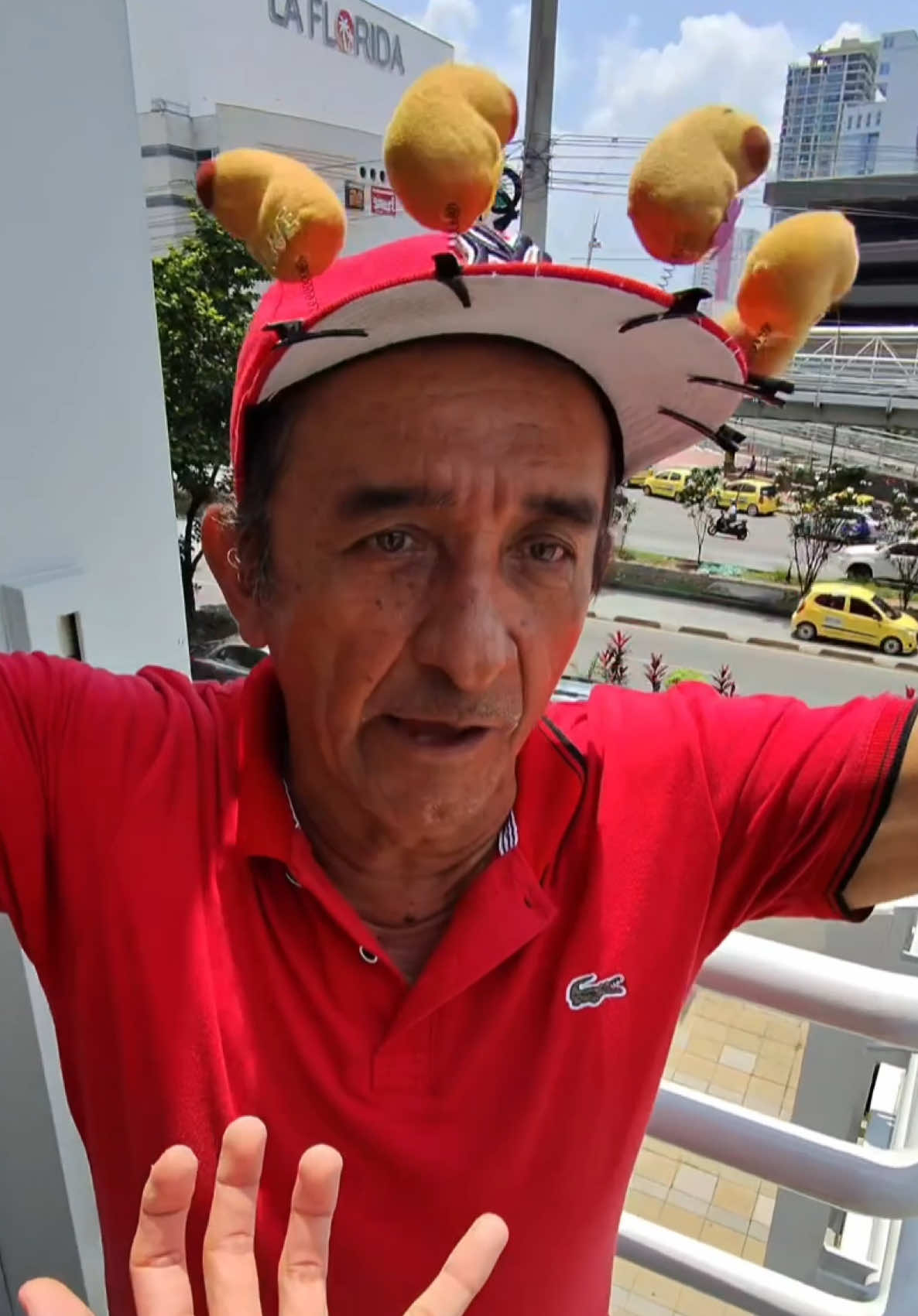 A post by @elmagodelsombrero on TikTok caption: ¿Insta 600k? IG: elmagodelsombrero