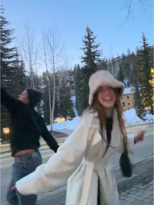 A post by @rondamichael on TikTok caption: Este trend pero en Vail >>>>>>> #fyp #parati #couple #pareja #vail 