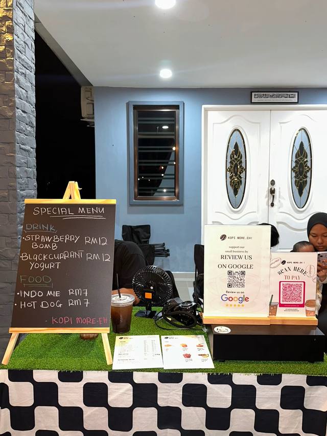 A post by @akmalyousafff on TikTok caption: Orang melaka memang terbaik !! Kita jumpa lagi malam ni. Thank you for supporting @KopiMore.Eh #fyp #kedaikopi #ramadan #more 