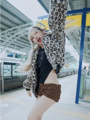 A post by @ciin on TikTok caption: ⭐️ Nhạc chị @LISA là phải cháy lênnnnnnn 🔥🔥 #Lisa #FUTWchallenge 