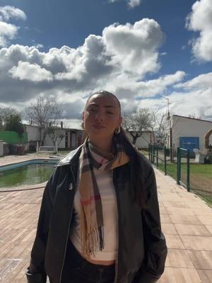 A post by @annatudelaa_ on TikTok caption: me encanta el outfit 