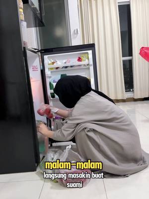 A post by @akashellahi on TikTok caption: baiknya istriku cape2 pulang kerja masakin sahur dendeng batokok buat suaminya🤤🫰🏻#akashellahi #akashelahi 