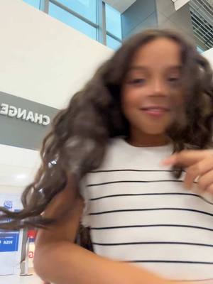 A post by @tirullipa on TikTok caption: Voo atrasado, pov nos:👯‍♀️👯‍♀️
