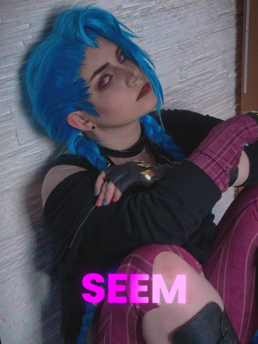 A post by @aki.kyuu on TikTok caption: i'm so happy with this cosplay qwq #jinx #jinxcosplay #arcane #arcanecosplay 