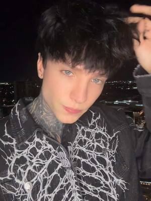 A post by @therealcry on TikTok caption: y ella ni un besito #fyp #parati #cry #humor 