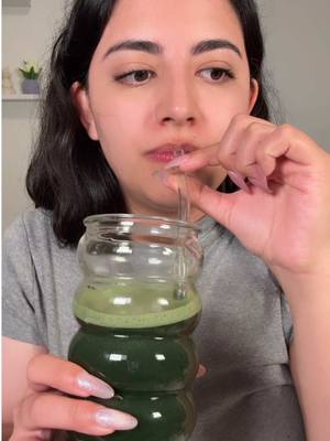 A post by @soylaurakool on TikTok caption: Ósea es enserio?!? 🥬 #greens #saludestomacal #enfermedad #coregreenspartner 