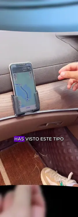 A post by @david_fan22 on TikTok caption: "¡Conduce seguro y mantén tu teléfono siempre a la vista con este soporte universal para auto! 🚗📱 Fijación fuerte y estable, ideal para navegación sin distracciones. Fácil de instalar y compatible con cualquier modelo. ¡Un imprescindible para cada conductor! 👏✨ #ConducciónSegura #SoporteParaTeléfono #AccesoriosDeCoche #ViajeCómodo #AmantesDeLosAutos #TikTokShopLastChance #TikTokShopNewYearNewAura #tiktokshopspringglowup #spotlightfinds"