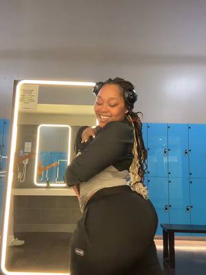 A post by @lovnia__ on TikTok caption: Wurkkkinnnn owwttt #fittok 