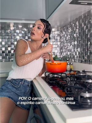 A post by @larissamanoela on TikTok caption: Quem mais nesse mood pós carnaval? 🤣