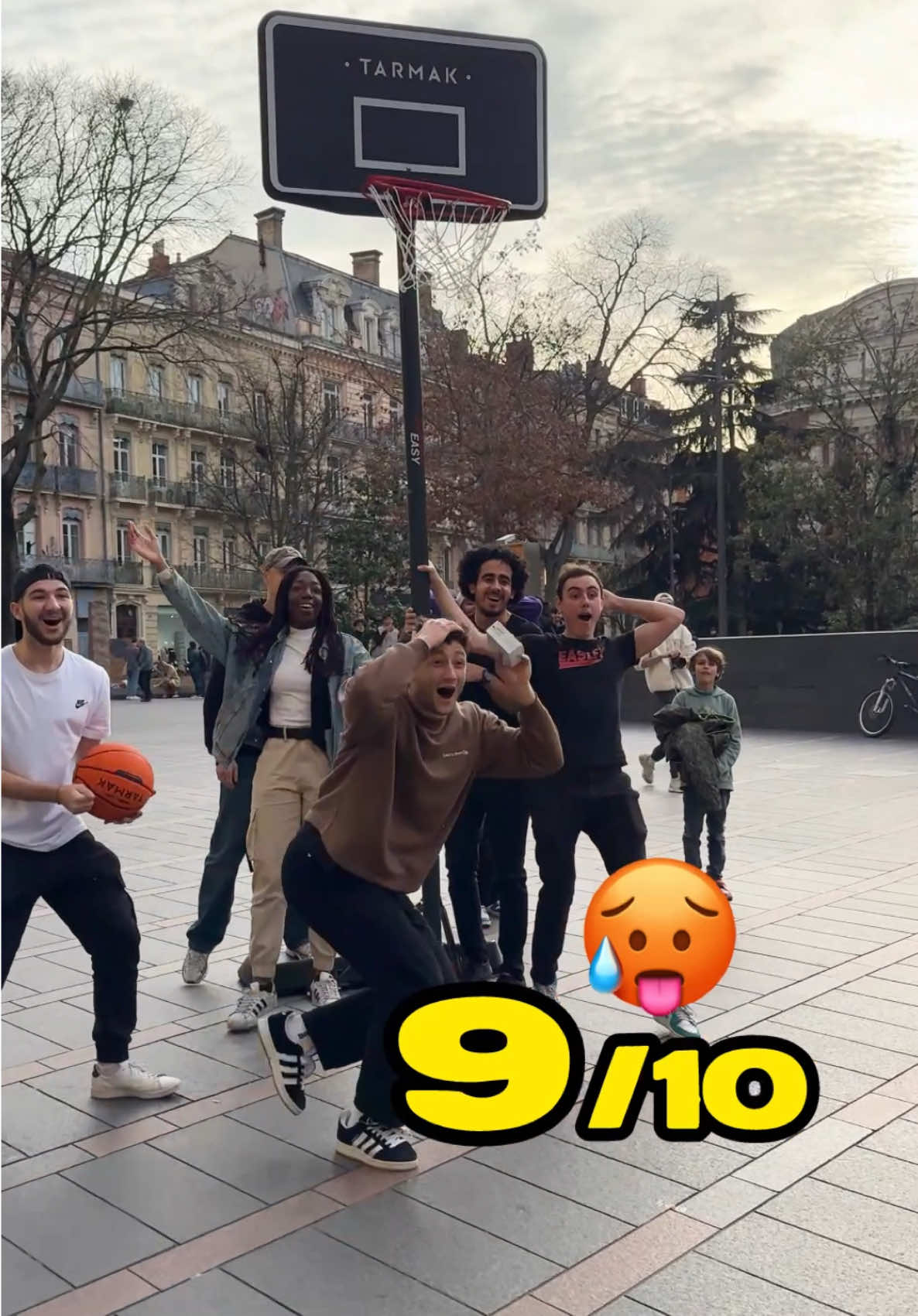 A post by @tuvok12 on TikTok caption: The last person was the chosen one 😂 #foryou #reaction #basketball 