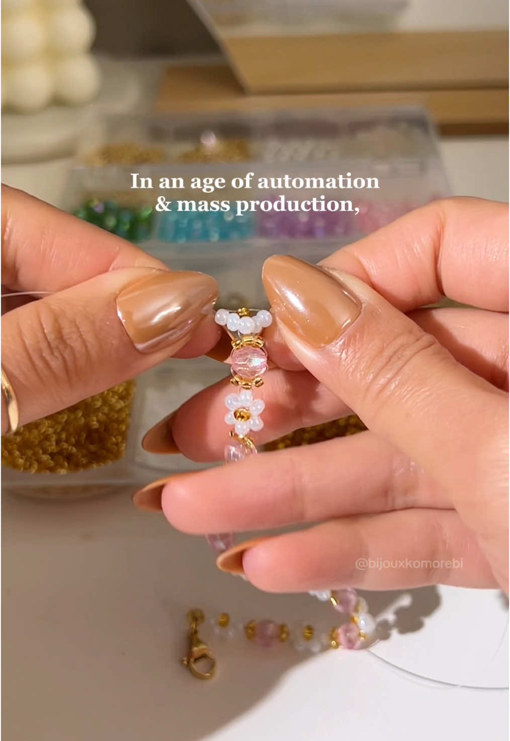 A post by @bijouxkomorebi on TikTok caption: no automation or mass productions here 🙅🏻‍♀️ all our pieces are completely handmade 🫶🏼 #SmallBusiness #handmadejewelry #beadedjewelry #daintyjewelry #giftsforher #beadedbracelet #daisybracelet 