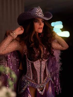 A post by @anabarbaraoficial on TikTok caption: #LaReinaGrupera 🤠💜✨