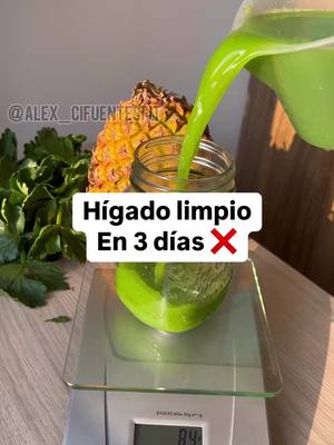 A post by @alexcifuentesfit on TikTok caption: 🥤🔥 Jugo Verde para Limpiar el Hígado y Desinflamar 💚 Descripción: Toma este jugo por 3 días en ayunas para limpiar el hígado y reducir la hinchazón abdominal. 🍏✨ 🌿 Espinaca + 🍋 Limón + 🫚 Jengibre + 🍏 Manzana + 🌱 Apio + 💧 Agua 💬 Comenta “RECETAS” y te envío mi recetario de batidos para bajar de peso. 🚀 #JugoVerde #DesinflamarAbdomen #QuemaGrasa #LimpiaTuHígado #DietaSaludable