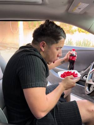 A post by @elhueleperron_ on TikTok caption: Lupe siempre que tengo comida 😭@La Buen Lupe #viral #parati #fyp #foryou #risa 