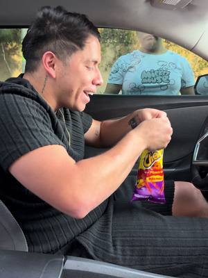A post by @elhueleperron_ on TikTok caption: Cuando tratas de ayudar 😭 @La Buen Lupe #viral #parati #fyp #foryou #risa 