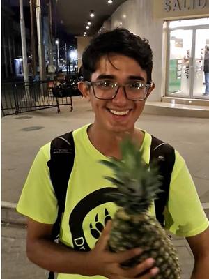 A post by @juixxe on TikTok caption: Cuando la vida te da piña 🍍 