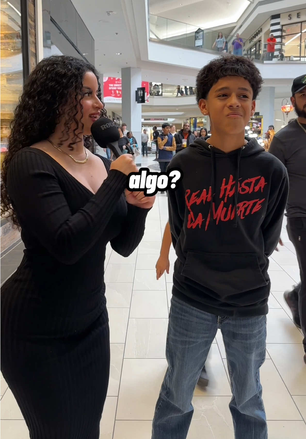 A post by @siarlyortiz on TikTok caption: El cuhh RHLM se ganó un bape hoodie 🆓🎁