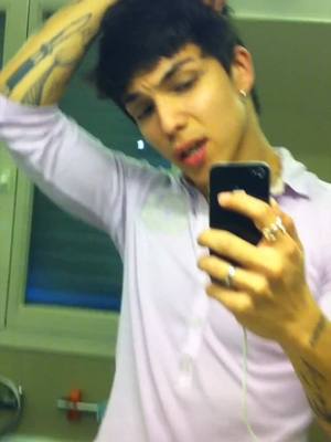 A post by @thesamjorden on TikTok caption: you came to see #iphone4 #2010s