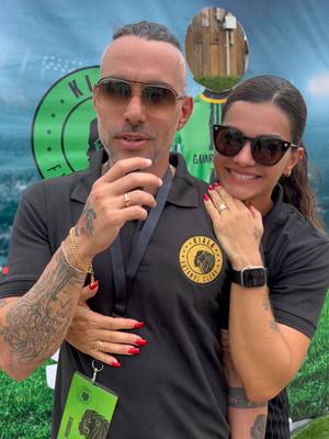 A post by @originalkellykey on TikTok caption: O REINO ESTÁ OFICIALMENTE ABERTO! 👑🦁💚 O @projeto.kiala viveu um dia histórico com a nossa inauguração oficial, um momento de celebração e fortalecimento do nosso propósito no esporte. Recebemos convidados especiais e tivemos a honra de contar com a cobertura das maiores emissoras nacionais e internacionais, incluindo @tpanoticias_oficial, @redegirassolangola, @zapviva_oficial, @rederecordoficial, @dstvangola e a #Rádio5, que transmitiu ao vivo direto do nosso campo. Para tornar esse dia ainda mais inesquecível, nossos talentos mostraram toda a sua garra em campo e conquistaram duas grandes vitórias pelo Provincial: ⚽ Sub-17B | KIALA 4X3 AFA ⚽ Sub-19B | KIALA 7X2 LOBOS Mas essa inauguração vai além do futebol. No Dia Internacional da Mulher, reforçamos o nosso compromisso em abrir espaço para mais mulheres no esporte. Como cofundadora e vice-presidente do Kiala, tenho orgulho de anunciar que o clube agora também contará com o jiu-jítsu feminino, mais um passo para fortalecer a representatividade feminina dentro do nosso REINO. Esse é só o começo! Juntos, seguimos crescendo, conquistando e transformando vidas! 🚀💚 #Kiala #ONossoReino #EsporteQueTransforma #MulheresNoEsporte #JiuJitsuFeminino