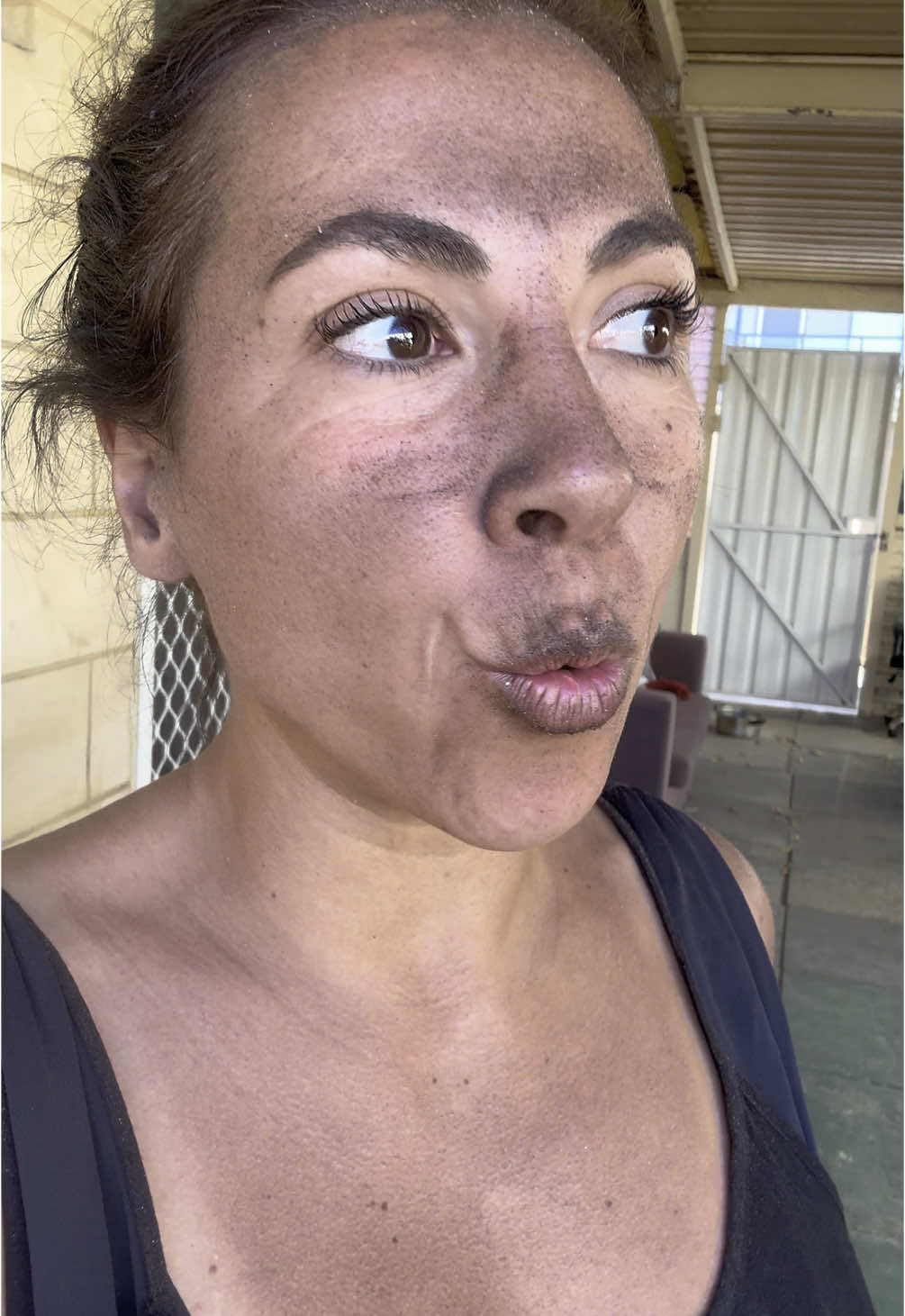 A post by @little_gypsy on TikTok caption: Bienvenue en Australie 🇦🇺 Ça fait pas des années que ça avait besoin 😆🔨 Enlever la rouille dans un motel pendant son dimanche off c’est d’abord une aventure humaine 🤠 J’espère que vous passez un bon dimanche et surtout ne vous rouillez pas ! Moi je vais aller prendre 5 douches  #australie