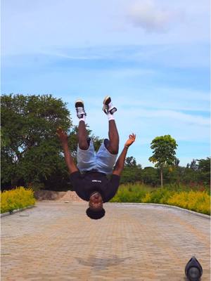 A post by @mooyamusunga on TikTok caption: What y’all know about the broken clock?😭🔥 take me back to 2016 mannn. #dance #cutit 