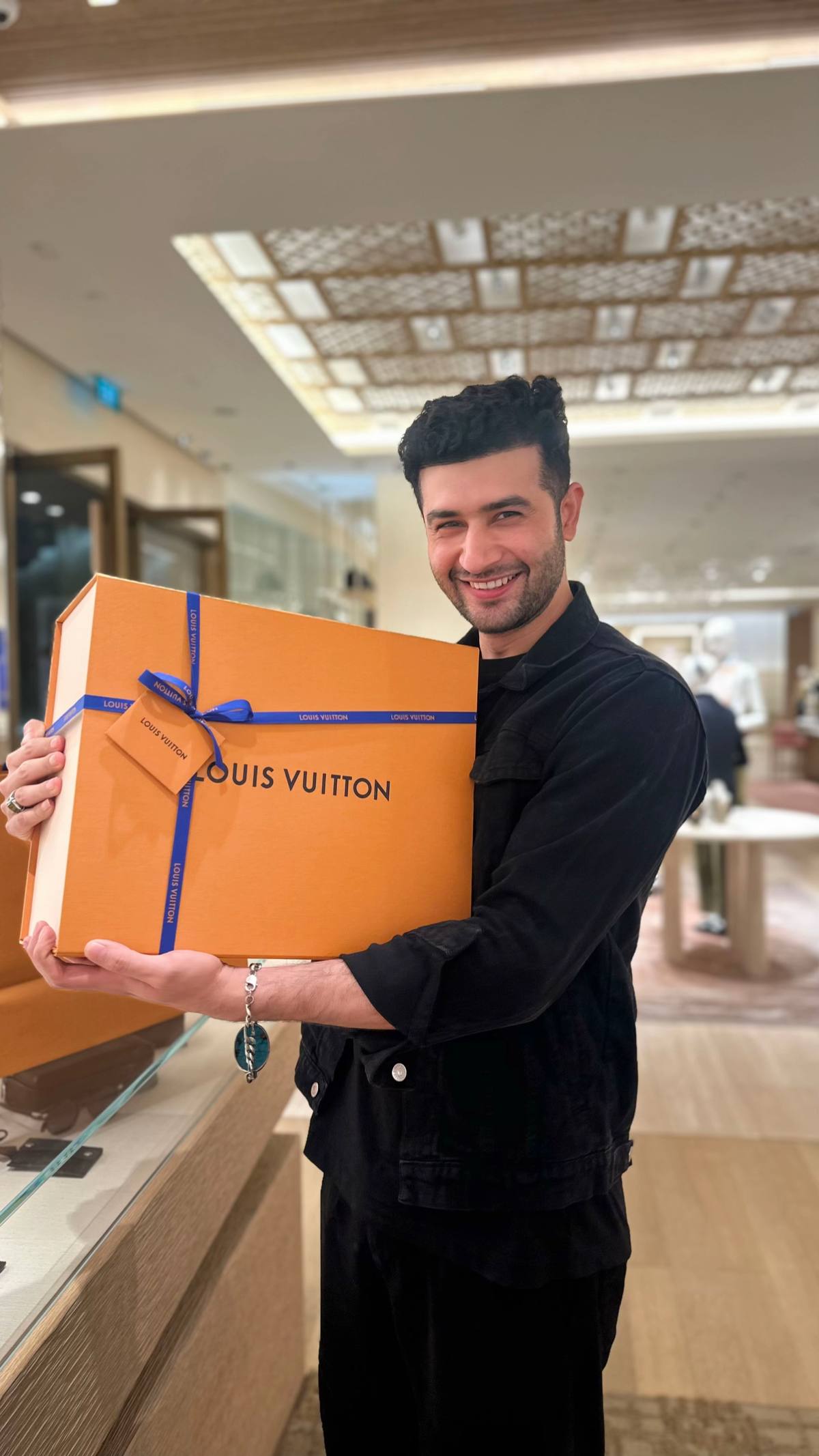 A post by @akashellahi on TikTok caption: #akashellahi #akashelahi #LV 