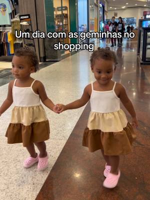 A post by @jennialarcon_ on TikTok caption: Toda vez que se incomodar com crianças no mesmo ambiente que vc.. Lembre-se que vc tem direito a um mundo sem filhos, mas não a um mundo sem crianças 😮‍💨