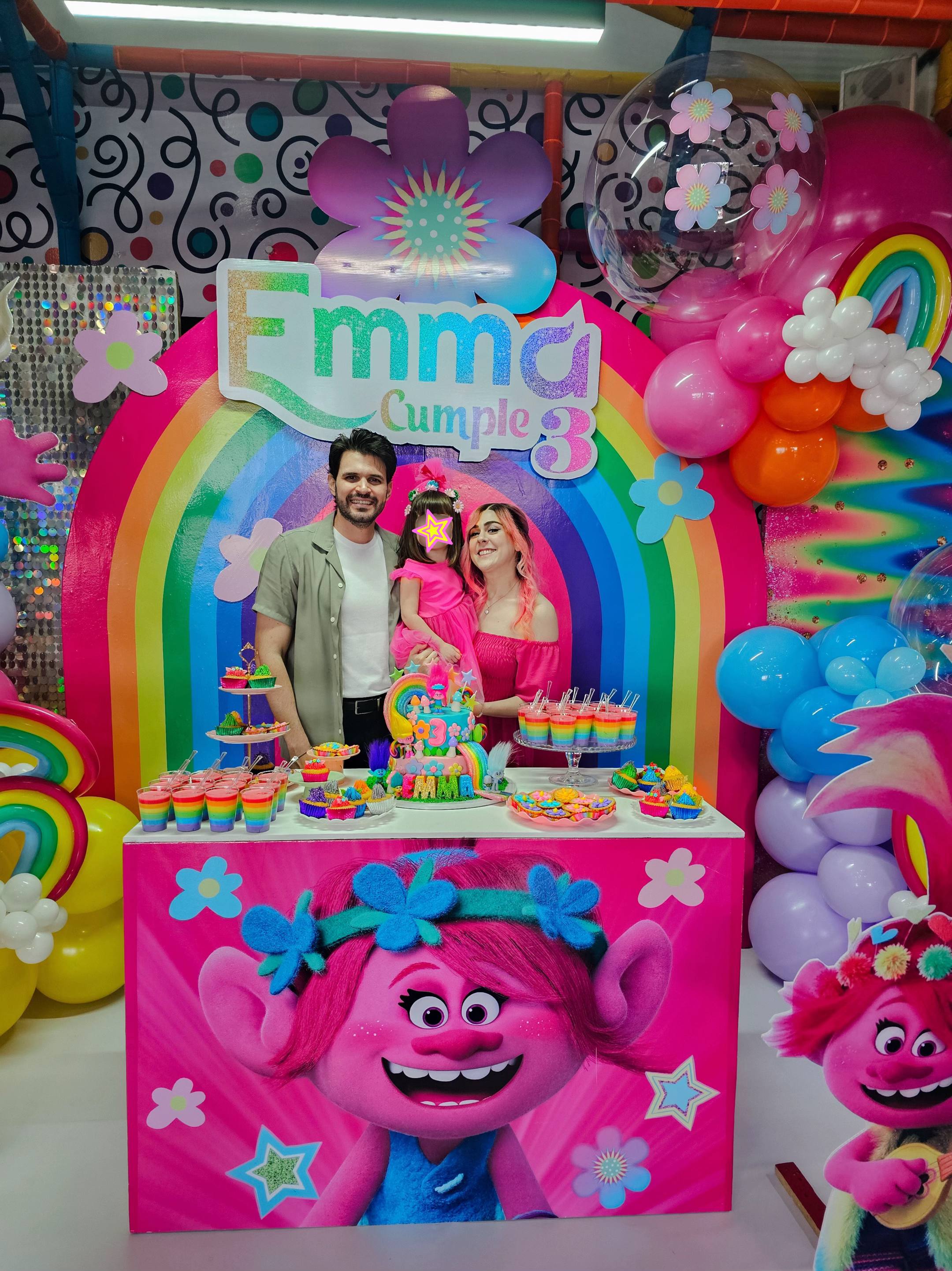 A post by @mispastelitos_ on TikTok caption: Emma ya sanó por completo su dedito y por fin pudimos festejar el 3er cumpleaños de esta hermosa niña que ama trolls 🌈 gracias a Dios por este inolvidable día🥰