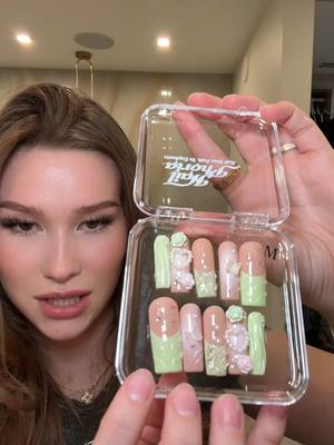 A post by @sondra_blust on TikTok caption: Nuevas uñas ❤️