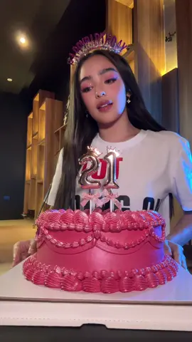 A post by @blythe on TikTok caption: I don’t know about you but I’m feeling 22 🥰 ( finally allowed to use this audio omg!! yeyy ) 