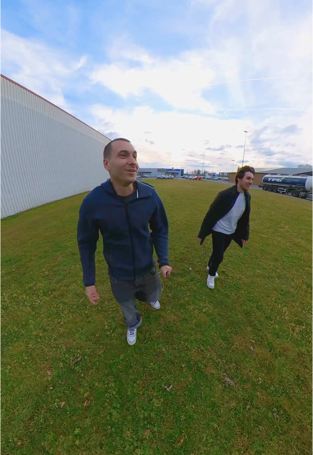 A post by @arthurandsimon on TikTok caption: Quelqu’un sur le toit ? 