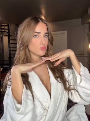A post by @soccins on TikTok caption: Io che mi preparo per evento di Clarins + amici + belle notizie + rrrricooooo 🩵 #giftedby #clarinsitalia 