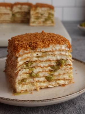 A post by @on_est_gourmands on TikTok caption: Millefeuille filo pistache  Une vingtaine de feuilles de pâte filo Pour badigeonner les feuilles : 150g de beurre fondu  40g de miel Empiler 4 feuilles de pâte filo, badigeonner avec le beurre et le miel Cuisson à 180° environ 5min Pour la crème: 50 cl de lait 1  gousse de vanille  50 gr de sucre 4 jaunes d'œufs  45 gr de maïzena 50 gr de beurre 150 gr de crème entière 30% mg bien froide Bouillir le lait avec la gousse de vanille grattée. Mélanger le sucre avec les jaunes d'œufs et la maïzena, ajouter le lait et porter à ébullition. Retirer du feu puis ajoutez le beurre. Filmer au contact et laisser refroidir. Fouetter la crème pâtissière refroidie puis incorporer la crème montée. 🇬🇧 Pistachio Filo Millefeuille About twenty sheets of filo pastry To brush the sheets: 150g melted butter 40g honey Stack 4 sheets of filo pastry, brush with butter and honey Bake at 180°C for about 5 minutes For the cream: 500ml milk 1 vanilla pod 50g sugar 4 egg yolks 45g cornstarch 50g butter 150g very cold 30% fat heavy cream Boil the milk with the scraped vanilla pod. Mix the sugar with the egg yolks and cornstarch, add the milk, and bring to a boil. Remove from heat, then add the butter. Cover with cling film and let cool. Whip the cooled pastry cream, then fold in the whipped cream.