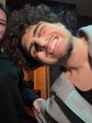 A post by @chiaraspureluv on TikTok caption: samro can’t tell right and left apart… 💀