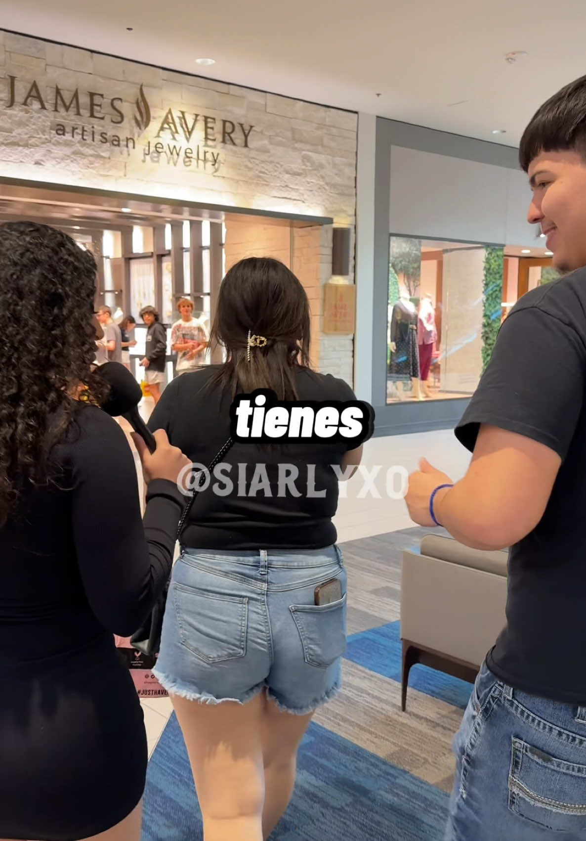 A post by @siarlyortiz on TikTok caption: Gran fan de peso pluma se puso a cantar y bailar 🕺 
