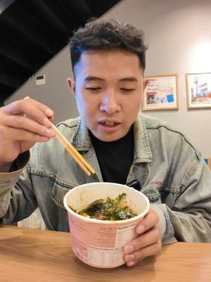 A post by @haiichieu on TikTok caption: Chúng tôi thử mix đồ tại GS25 :)))  #LearnOnTikTok #haiichieu #schannel 