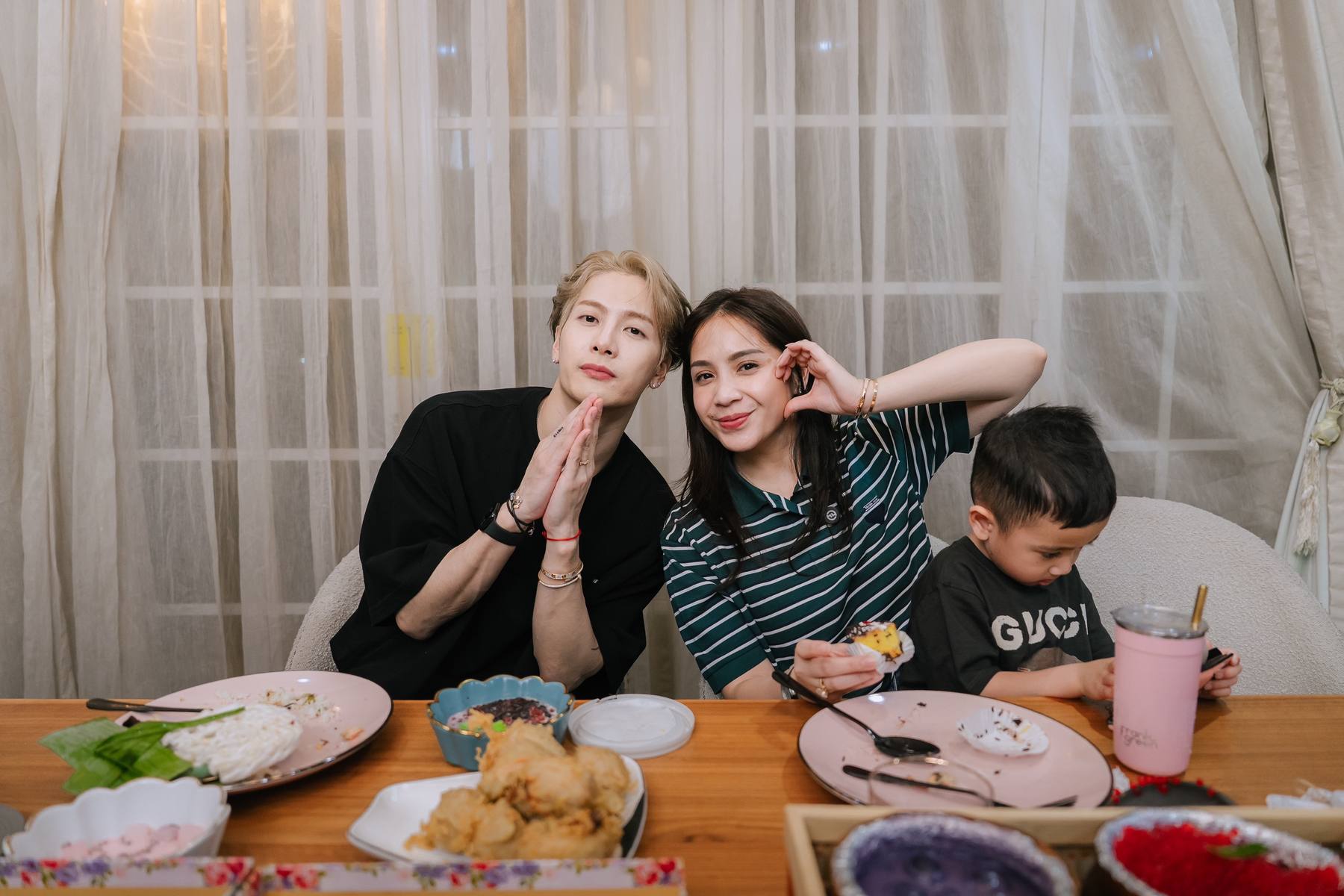 A post by @raffi_nagita on TikTok caption: Obrolannya gak ada abis-abisnya❤️ seru banget!! Kapan lagi buka puasa ditemenin @Jackson Wang 王嘉爾 잭슨 nonton di Youtube @rans.entertainment 