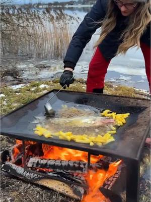 A post by @5.minute.crafts on TikTok caption: Surprising ways not to starve to death in the woods 🏜️🍗 #cookwithme #survival #craft #yummy #Outdoors #delicious #mukbang #bbq