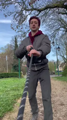A post by @lecoledelameute on TikTok caption: La marche au pied en éducation positive expliquée en 1 minute 🚶🏻‍♂️🐕 1️⃣ Première étape : la réponse aux besoins du chien 😌🧠 Pour que votre chien soit en mesure d'apprendre il faut qu'il soit dépensé. Un minimum de 15min avant un entraînement est obligatoire. On cherchera à ce qu'il explore et sente un maximum d'odeur. 🤔 Quand savoir quand c'est suffisant ? S'il se déplace encore nerveusement d'une odeur à l'autre on le laisse tranquille. On veut le voir redescendre en énergie et être capable de se poser calmement sur une odeur. 2️⃣ L'entraînement peut commencer. ⚠️ Disclaimer : L'entrainement de la marche au pied ne doit pas être effectuée à chaque sortie. 😩⏳ Il faut aussi proposer des pauses quand le chien en a marre, voir toutes les 10 à 15 min si vous hésitez. ➡️ Proposez à votre chien d'explorer et de sentir des odeurs sans être dérangé par une commande, ordre ou autre. Laissez le 5min et reprenez votre entaînement. 💡Une bonne gestion de la concentration de votre chien se fait par la pause et l'écoute de sa fatigue. Il faut savoir dire stop. La méthode🚶🏻‍♂️🐕 : Le but est de vous rendre intéressant. N'hésitez pas à lui parler en "baby talk" (voix aigue et ton enjoué). Il est prouvé que le chien est attiré positivement par ces tonalités et ça vous aidera à avoir son attention. 🧐➕🍬 Renforcé (positivement) : Ce mot veut dire "appliquer une conséquence positive à un comportement". Il est important de renfocer le comportement avec un récompense de forte valeur. 👍🐶 Vous devez renforcer tous les comportements que vous voulez voir réapparaître : le stop à nos côtés, demi tour attentif à nous, le suivi au pied. 🍗➡️ La friandise est une récompense alimentaire et il a été prouvé que la majeur partie des chiens ont une préférence significative pour la récompense alimentaire plutôt que le jeu ou encore la caresse. ⚠️🍬 Rappelez-vous qu'une chien peut refuser la nourriture pour les raisons suivantes : la peur et le stress, le goût de la friandise ou des maux de ventres. 👑🐶 POUR ALLER PLUS LOIN : Nous avons programmé un stage intensif sur deux jours sur l'obéissance du chien en extérieur (marche au pied, stop, rappel, suivi naturel, croisement congénère, écoute en ville). 📍Lieu : Brie Comte Robert 🧑🏻‍💻📲 Information et inscription : contactez nous en message privé pour recevoir le programme et répondre à vos questions. #chien #chiens #educationcanine #educateurcanin #bergeraustralien #malinois 