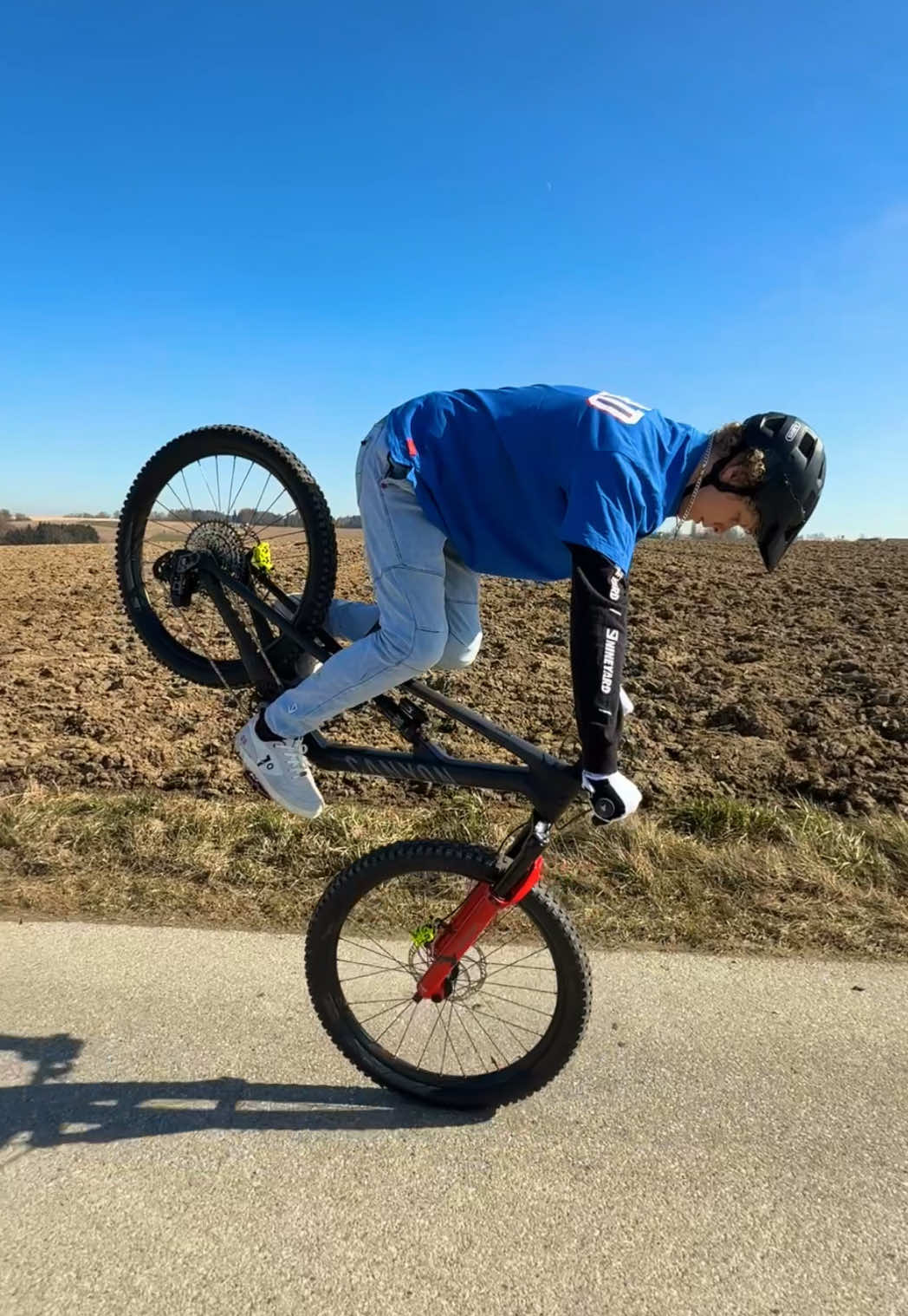 A post by @wibmergabriel on TikTok caption: Warm-up routine!😎 #fyp #foryou #viral #fypシ #fürdich #fy #mtb 