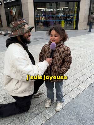 A post by @sahaelito on TikTok caption: Les enfants aiment bien croquer mon micro 😂 #reels #jeu #argent #humour #defi #videodrole #sahaelito #lyon #popular #fyp #cadeau