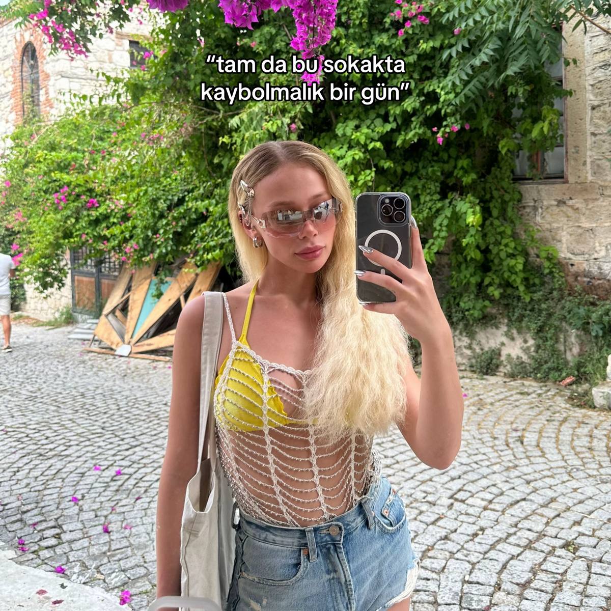 A post by @yarenalaca on TikTok caption: Tatil, bronz ten ve Cornetto keyfi.... #yazgelsin #cornetto #işbirliği 