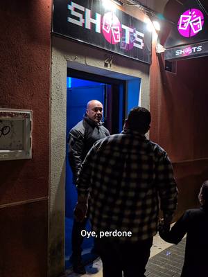 A post by @sergioelportero on TikTok caption: Cosas que le pasan a uno trabajando en discotecas. El papá se demoró más de la cuenta y me tocó estar un ratito de portero canguro. Para hacer el vídeo, me ayudó una famila al completo, papá, mamá y su hijo.  #viral  @🦬🇻🇪Anderson M.O🇪🇦🐂 