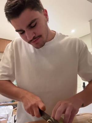 A post by @laactea on TikTok caption: cortando cebola  @Ronny Enrique 