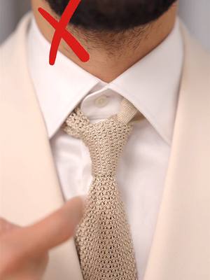 A post by @magno_scavo on TikTok caption: 3 Errores que Arruinan tu Elegancia con Traje Un traje bien ajustado proyecta sofisticación, pero pequeños errores pueden afectar su caída y proporción. Aquí te dejo tres fallos comunes y cómo evitarlos. 1. Corbata mal ajustada El nudo debe quedar ceñido al cuello de la camisa de vestir, sin espacios sueltos. Una corbata floja o mal proporcionada da un aspecto descuidado. Además, debe llegar justo al borde del cinturón para mantener el equilibrio del look. 2. Pantalones atrapados en los botines Si usas botines con traje, evita que el pantalón se quede atrapado en la parte trasera de la bota, ya que rompe la fluidez del conjunto. Un buen ajuste permitirá que la tela caiga naturalmente sobre el calzado. 3. Puño de la camisa mal abotonado Las camisas de vestir tienen dos posiciones de ajuste en el puño. Si llevas reloj, usa el botón más alejado para que la manga tenga suficiente holgura y caiga bien sobre la muñeca. Los detalles hacen la diferencia en un traje elegante. Evita estos errores y eleva tu estilo. #fashiontips #mensfashion #fashion #modahombre #moda #suitstyle #elegant #gentlemens #modamasculina 