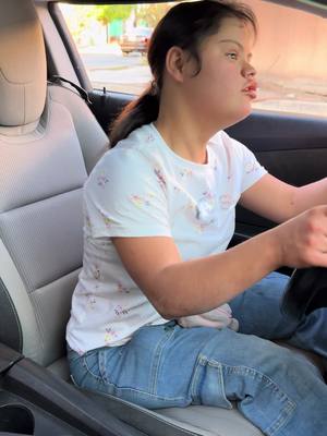 A post by @elhueleperron_ on TikTok caption: Lupe siempre que se sube al carro 😭 Dale “❤️” follow para más videos @La Buen Lupe #viral #parati #fyp #foryou #risa 