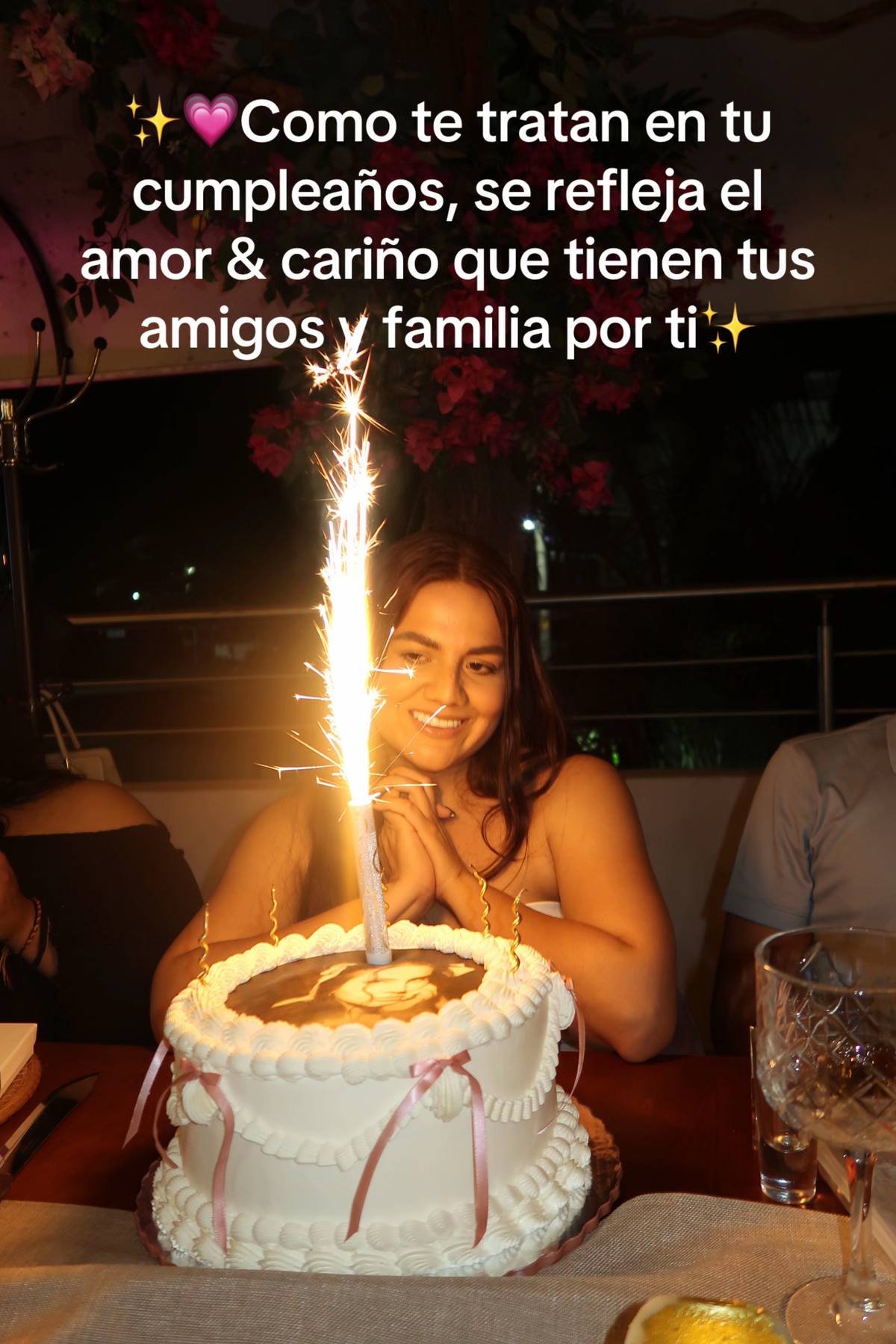 A post by @alejandrabunnymua on TikTok caption: No planeé nada y me sorprendieron tantas muestras de cariño, tantos comentarios y felicitaciones. 🎀💗