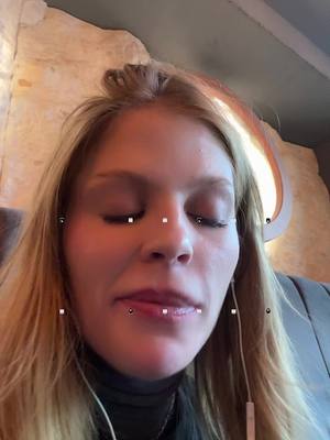 A post by @luisasonza on TikTok caption: Eu inclusive nesse momento estou sozinha no lugar mais fundo do restaurante e nem tem ngm 